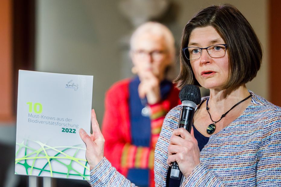 PD Dr. Kirsten Thonicke stellt die 10MustKnows 2022 erstmals einer breiten Öffentlichkeit vor 