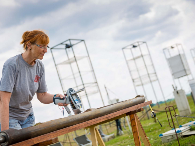 Wissenschaftlerin untersucht eine Bodenprobe im Feld. Wissenschaftlerin untersucht eine Bodenprobe im Feld.