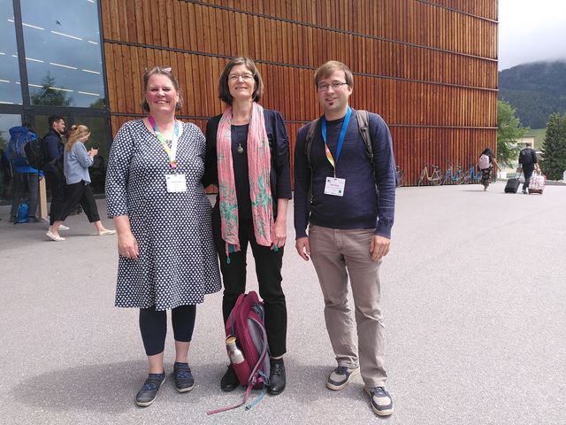 Dr. Kirsten Thonicke und Maik Billing vom PIK mit der WBF-Organisatorin und 10MustKnows-Autorin Dr. Cornelia Krug (bioDISCOVERY, Universität Zürich) vor dem Kongresszentrum Davos