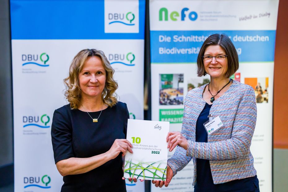 Bundesumweltministerin Steffi Lemke präsentiert zusammen mit Leibniz Biodiversität-Sprecherin PD Dr. Kirsten Thonicke die 10MustKnows 2022
