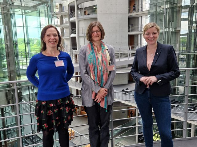 [Translate to english:] PD Dr. Kirsten Thonicke und Eva Rahner vom PIK im Gespräch mit MdB Isabel Mackensen-Geis zu Wäldern